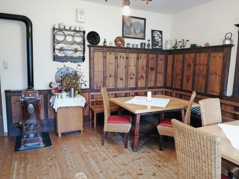 Ein Wirtshaus, in dem der Generaldirektor, der Pfarrer und der Maurer essen gehen.