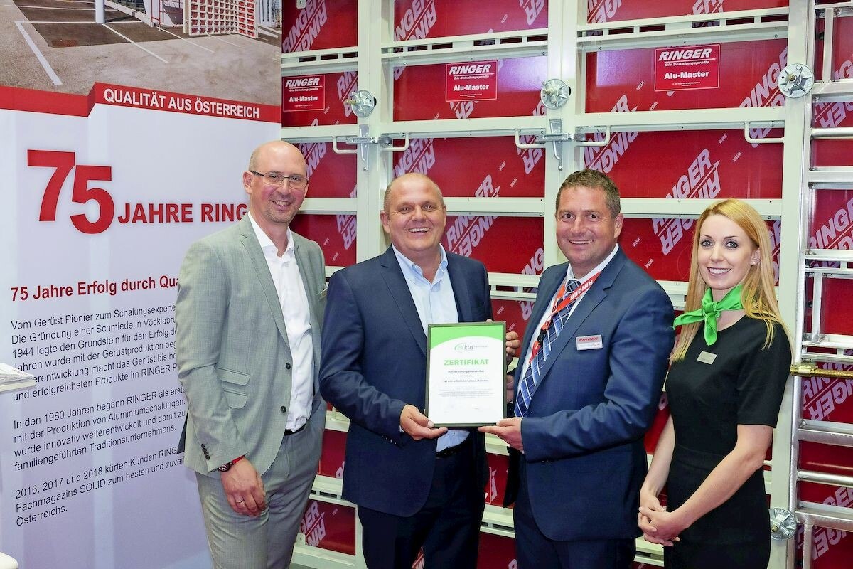 Christian Huber (l.), Angelika Gruber und Markus und Thomas Ringer (Mitte) bei der Zertifikatsüberreichung auf der Bauma 2019