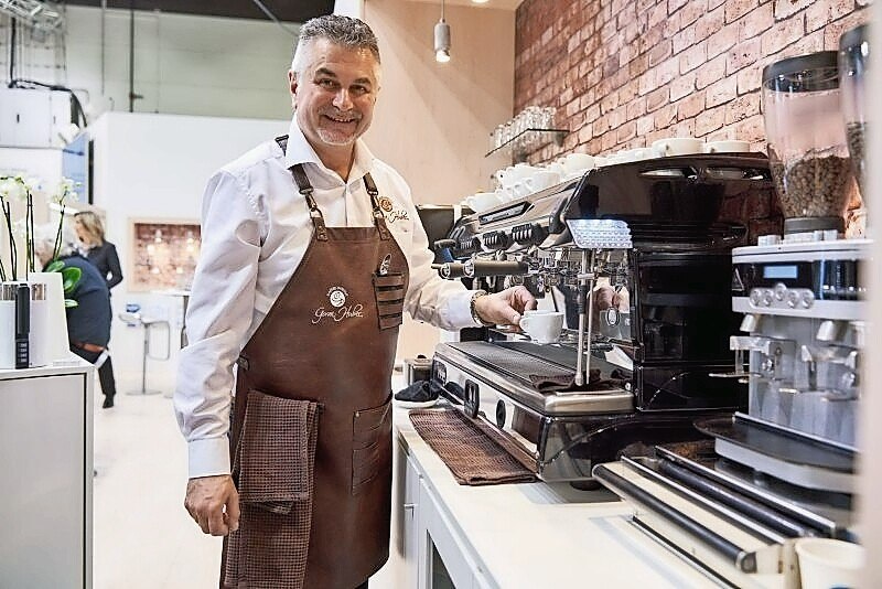 Goran Huber in seinem Kaffee-Institut.