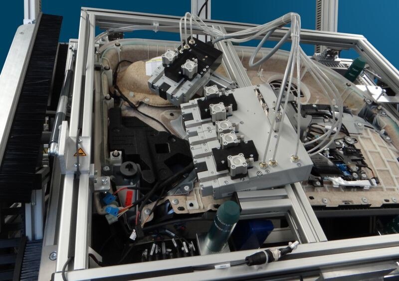 © ITgroup Testvorrichtung mit elektronisch verriegeltem Schwenkrahmen.