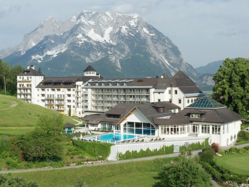 680.000 m² Eigengrund und ein eigener Helikopterlandeplatz: Das Schlosshotel Pichlarn hat einen neuen Eigentümer.