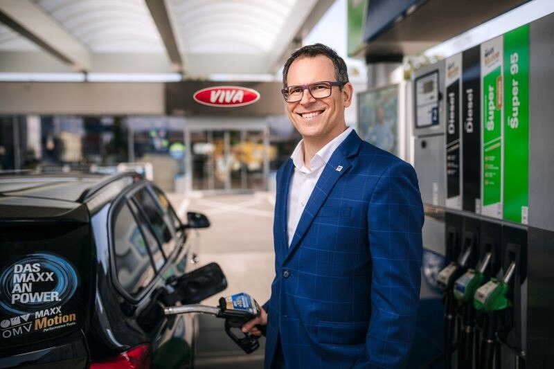 OMV-Manager Wilfried Gepp bietet Tankstellen-Kunden die Möglichkeit, dem Klimawandel entgegenzuwirken und in Umweltprojekte zu investieren.