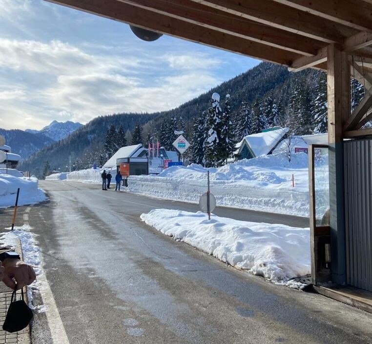 Die Österreicher bleiben direkt beim Grenzstrich stehen, die slowenischen Verkäufer bringen die bestellte Ware im Sackerl.