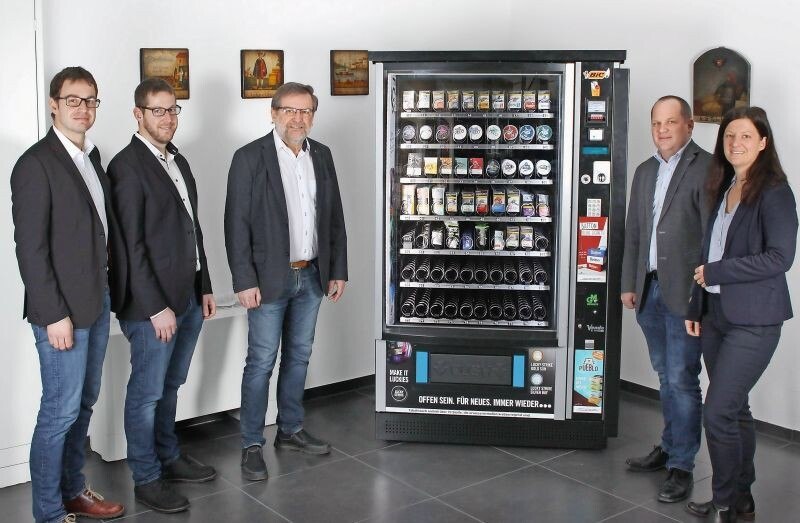Die beiden Familienunternehmen Automaten Karl (mit Söhnen links) und Moosmayr steigen gemeinsam als Anbieter und Serviceprovider in das Geschäft mit Zigaretten- und Warenautomaten ein.