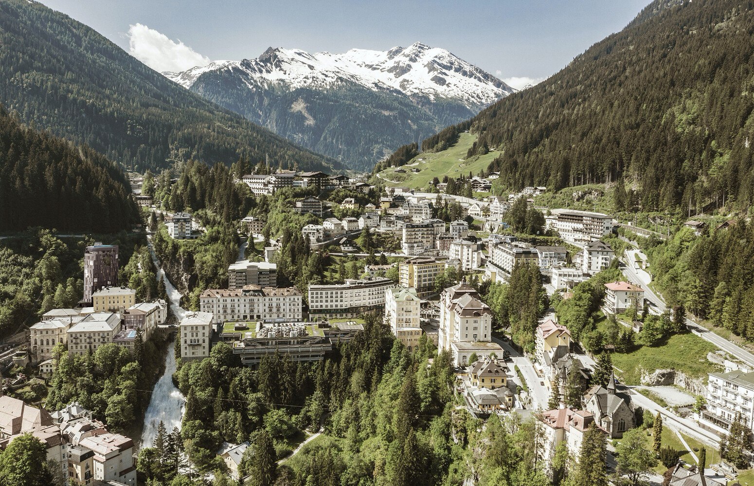 Links neben dem Wasserfall entsteht das Ensemble der drei neuen Hotels.