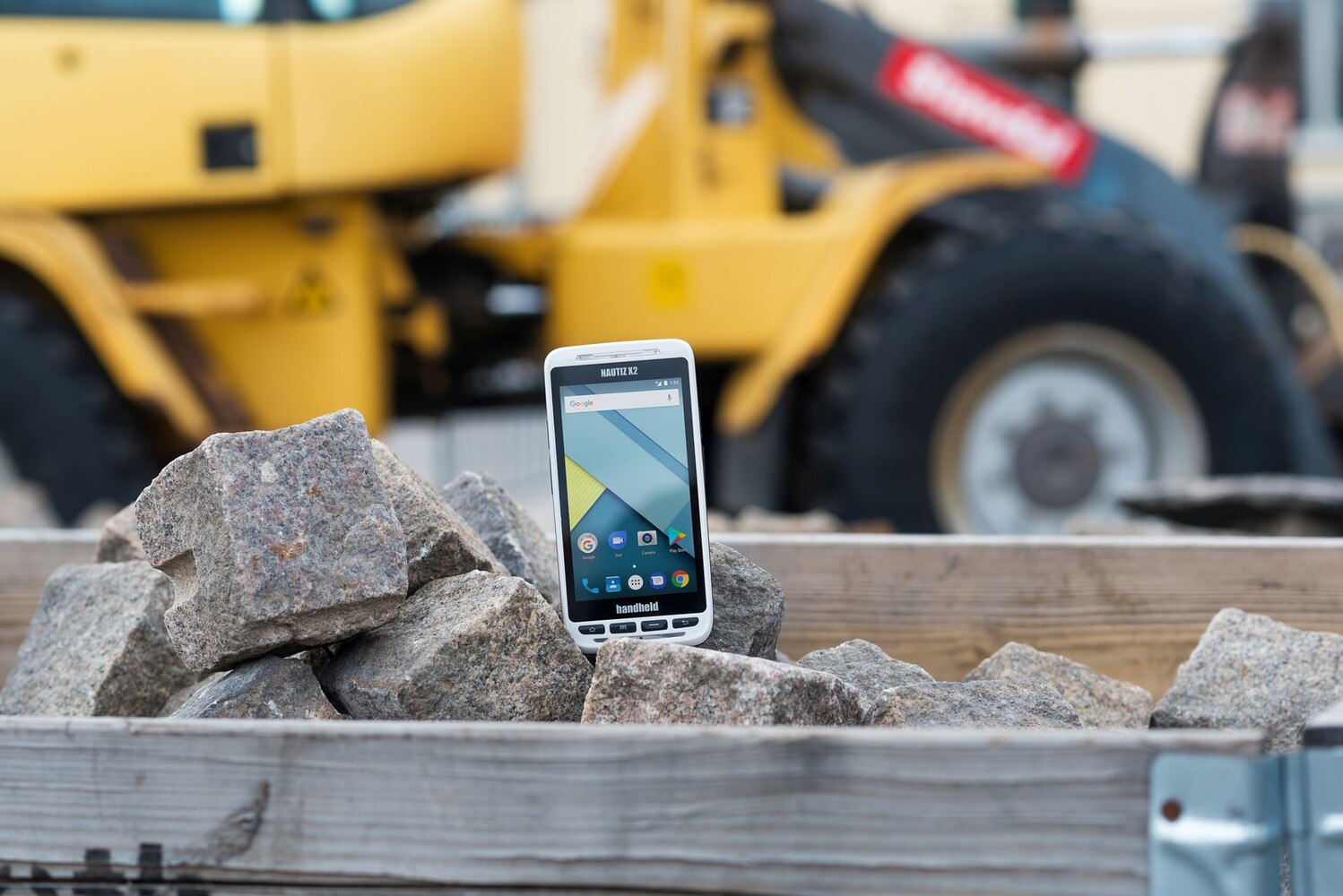 © Handheld Group Für die Baustelle gemacht: auch eine ruppige Behandlung nehmen Rugged-Smartphones nicht krumm.