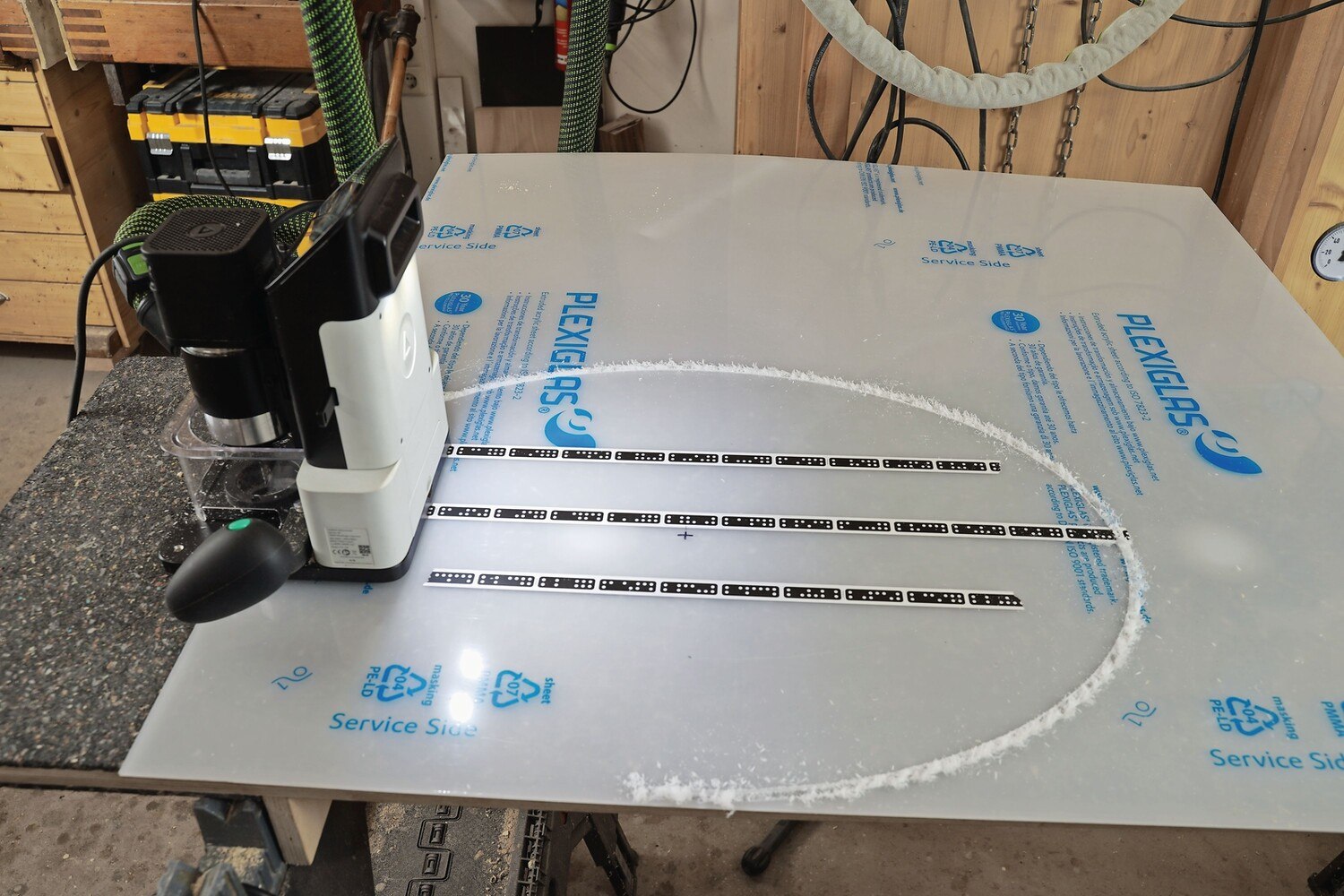 Das Fräsen einer Plexiglasplatte klappte auf Anhieb. Detail am Rande: Die Kamera der Origin erfasst das ShaperTape auch von der Seite.