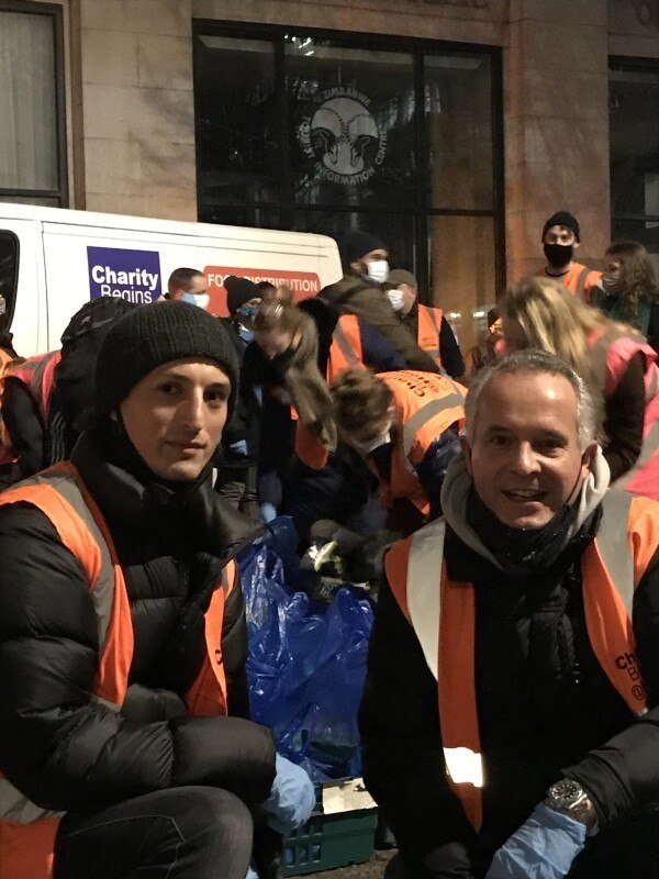 Henrik Mühle verteilt seit 2016 jeden Freitagabend Lebensmittel und Kleidung an bedürftige Menschen.
