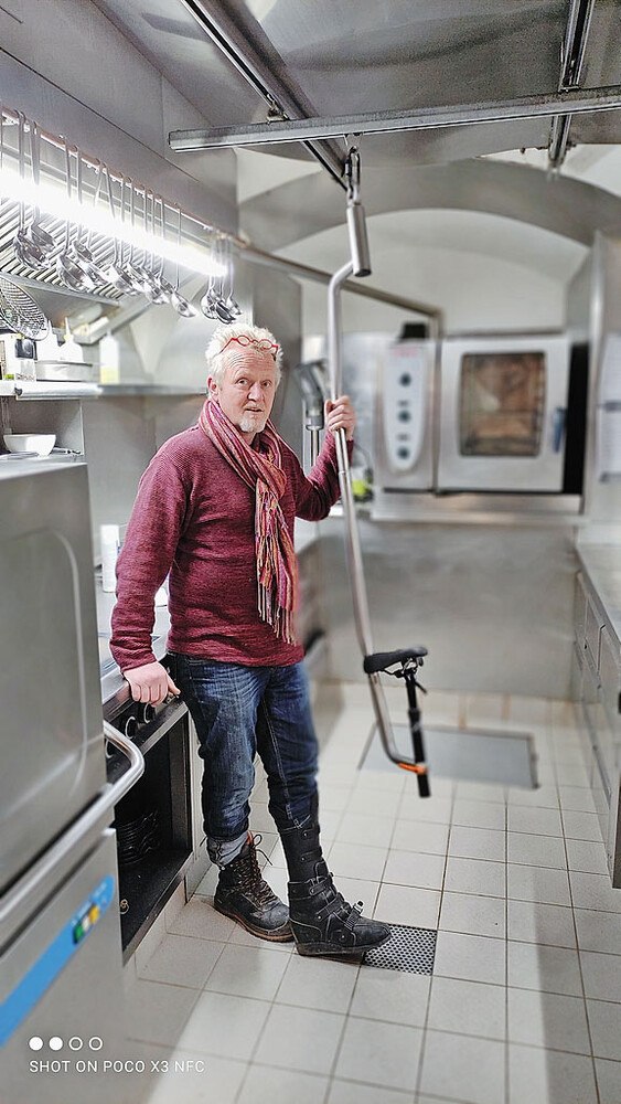 Die Bewegungshilfe Standing Ovation hilft bei Entlastung der unteren Extremitäten. Durch einen fahrradähnlichen Sitz wird das Arbeiten erst möglich.
