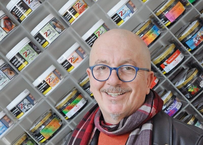Andreas Schiefer hat für das eigene Geschäft neue Ideen wie die vom Zigarettenregal getrennte Wand mit den Shishatabaken. Im Hinblick auf neue Konzepte fehlt ihm aber sowohl bei Trafikanten wie Monopolverwaltung die Gesprächsbereitschaft.