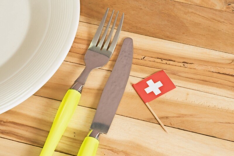 © Getty Images In der Schweiz ist es verboten, auf einer Restaurantterrasse zu viert und unter Schutzkonzepten zu essen, während es erlaubt ist, privat in Innenräumen gemeinsam zu zehnt zu essen.