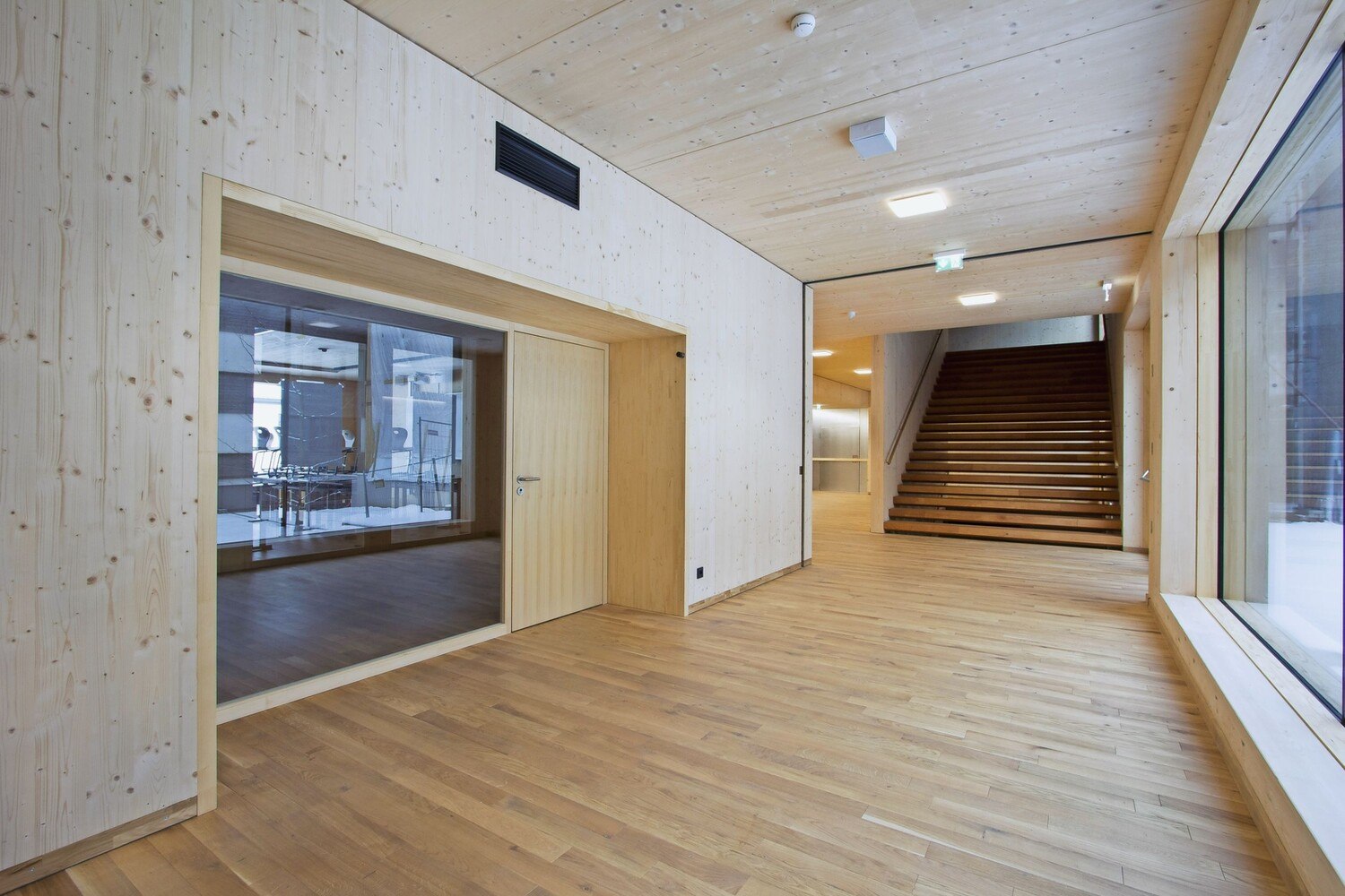 In enger Abstimmung mit Architekten und Planern wurden von der Tischlerei Laserer für das HTK Kuchl in zwei Etappen Brandschutztüren und -elemente geplant, gefertigt und verbaut.