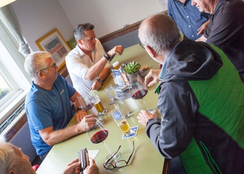 © Alexander Grübling Ein Bild aus besseren Tagen: Stammgäste mit Aperitif beim Berndorfer Stadtwirt.