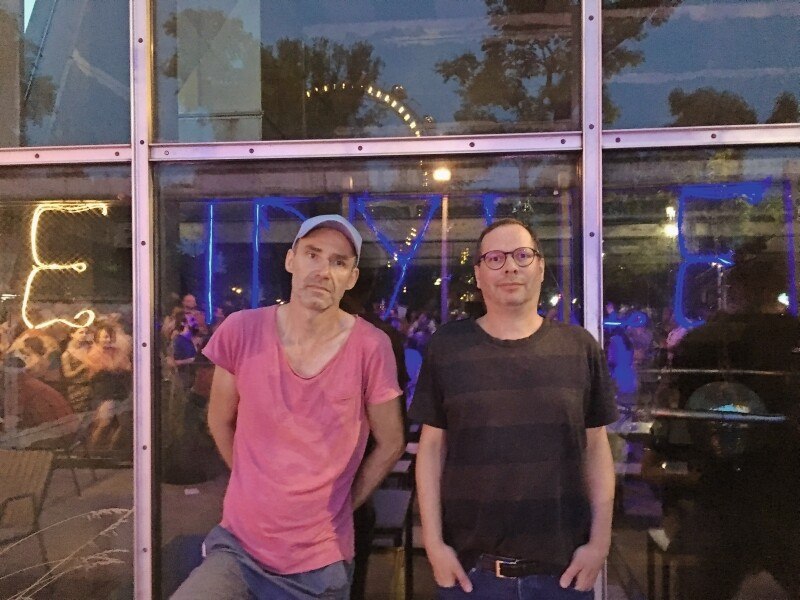 © H. Kropik Früher galt das Fluc am Wiener Praterstern als alternativer Szenetreff. Heute ist eine Teststation der alternative Verwendungszweck des Lokals. Martin Wagner (links), Fluc-Betreiber und Peter Nachtnebel (rechts) ist der Fluc-Musikprogrammleiter.