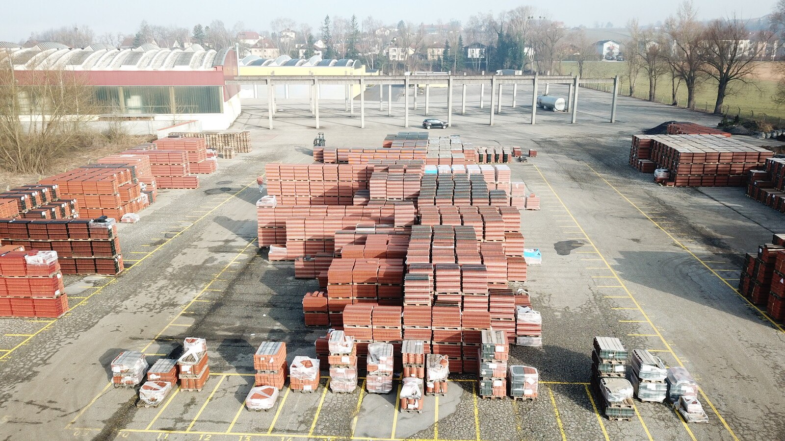 Das großzügige Außenlager mit 6.400 Quadratmeter Lagerfläche in Schärding bietet viel Platz für die Creaton-Produkte.