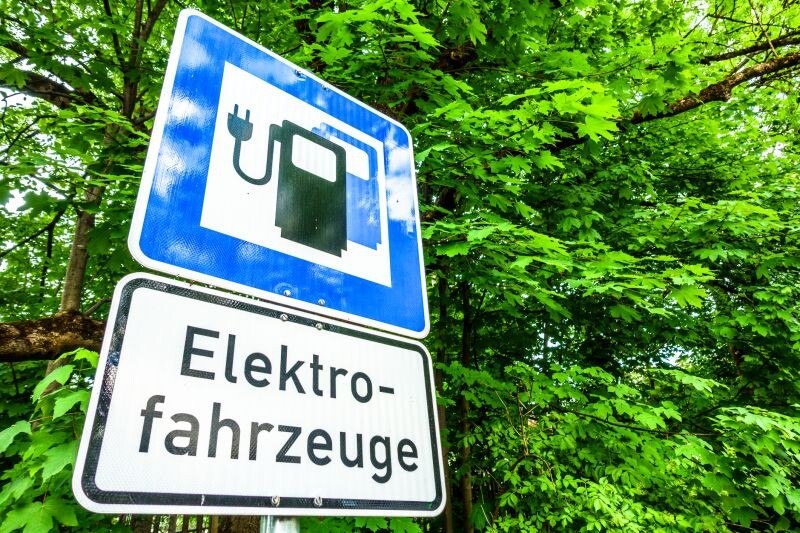 © FooTToo/iStock /Getty Images Plus via Getty Images Nicht nur für die Fahrzeuge, auch für ausschließlich mit "Grünstrom" betriebene Lade-Infrastruktur gibt es Förderungsmittel.