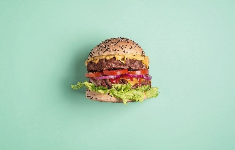 In den Burger von morgen kommt immer öfter Fleischersatz.