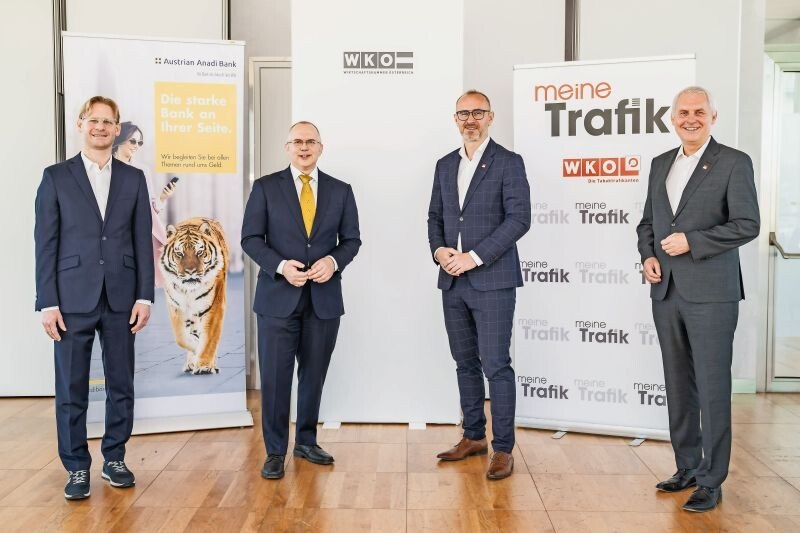 © Meyer v.l.n.r.: Dr. Markus Gremmel (Geschäftsführer PROTrafik Service GmbH), Dr. Christian Kubitschek (Vorstandsvorsitzender Austrian ANADI Bank AG), Josef Prirschl (Obmann Bundesgremium der Tabaktrafikanten WKO), Otmar Schwarzenbohler (Leiter Arbeitsgruppe Finanzdienstleitungen, stv. BGO & LGO NÖ)