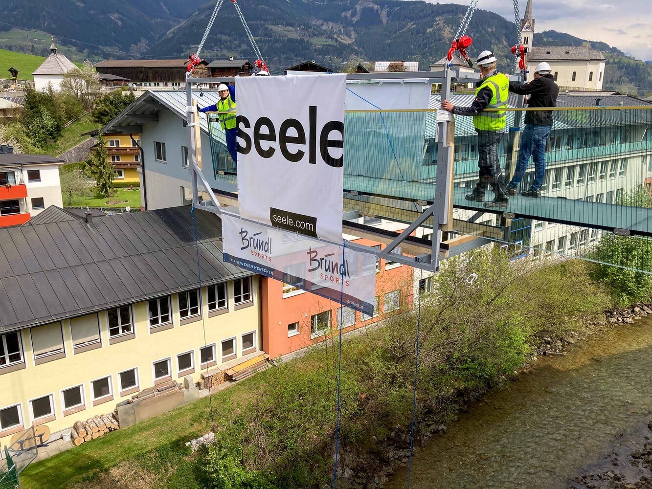 In 15 Meter Höhe demontieren die Monteure von Seele nach der Fixierung des Glasstegs den Montagerahmen. 