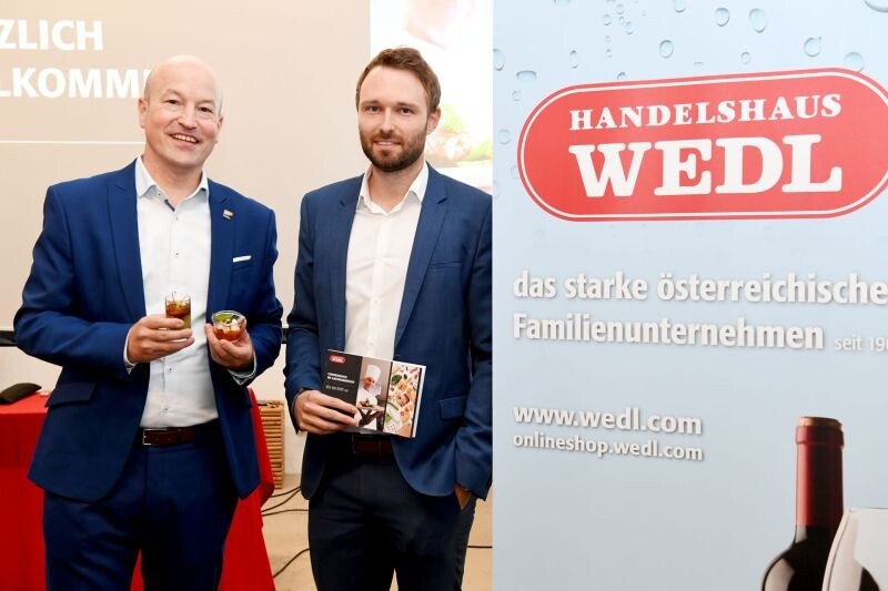 Präsentiert wurde nicht nur der Wedl Food-Report 2021, Marc Niebling (li) zeigte als Vertreter der Firma Sander High Convenience-Produkte. Rechts: Lorenz Wedl, Sprecher & Teil der Geschäftsführung des Handelshaus Wedl.