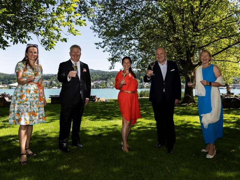 : (v.l.) Maria Großbauer, Österreichische Sektbotschafterin; Chris Yorke, GF Österreich Wein Marketing; Annemarie Foidl, Präsidentin der Sommelier Union Austria; Herbert Jagersberger, Vorsitzender Sektkomitee; Petra Stolba, GF Österreich Werbung und Österreichische Sektbotschafterin