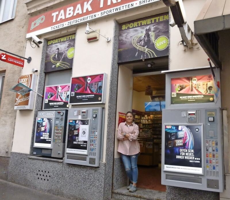 © Redaktion Wer vom Gürtel kommend die Kliebergasse stadteinwärts spaziert, kommt automatisch am Tabakfachgeschäft von Sevcan Özdemir vorbei. Selbst wenn geschlossen ist, sorgen die Automaten mit ihrer breiten Auswahl für die Befriedigung der Kundenbedürfnisse – mehr als die drei montierten Geräte wären sich aber wirklich nicht mehr ausgegangen ...