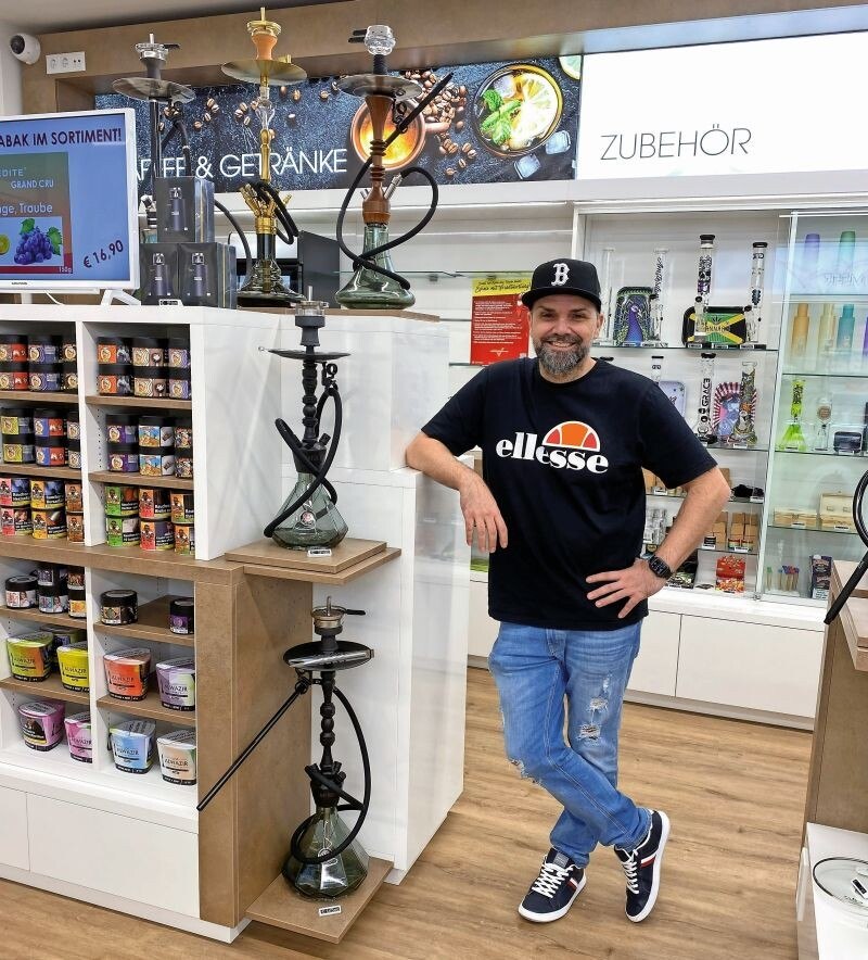 Francesco ­Melidoro in seinem Reich, auf das er sichtlich stolz ist. Der Quereinsteiger hatte sich im Vorfeld genau überlegt, welche Produktgruppen er führen und wie das Fachgeschäft dafür aufgebaut und gestaltet sein muss. Die klare Strukturierung des Sortiments sowie die Kundenführung mit „Überschriften“ und separaten Beratungsbereichen haben sich bestens in der Praxis bewährt.