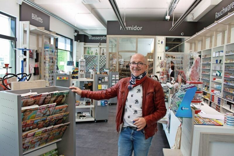 © mh Der Stolz über das neue Geschäft ist dem Wien-Obmann anzusehen. Die großzügige Verkaufsfläche soll nie angeräumt werden, die rollbaren, aber dennoch stabilen Regalinseln lassen sich einfachst umstellen. Derzeit kanalisieren sie den Kundenstrom zum Verkaufspult.