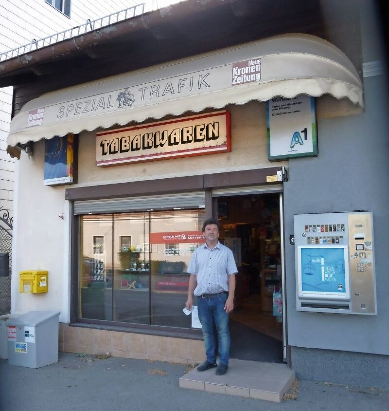 Wenn einmal keine Kunden da sind und es keine Verwaltungsarbeiten zu erledigen gibt, geht ­Robert Cvrkal zum Luftschnappen einen Schritt vor die Türe – ohne Maske.