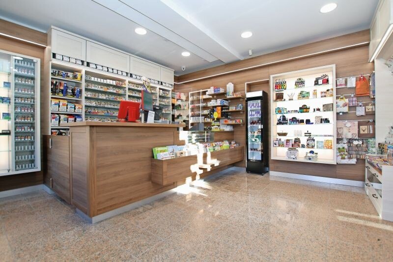 Statt wie zuvor auf den Tresen blicken die Kunden beim Eingang nun auf die Rückwand mit ihren Produktpräsentationen – das macht Lust auf Impulskäufe.