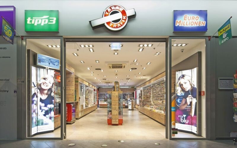 © Pirker Trafik Design Groß, offen, freundlich und hell. So kommen die Kunden nicht nur gerne ins Geschäft, dank großzügigem (Einkaufswagerl-tauglichem) Platzangebot bleiben sie gerne auch länger. So fallen ihnen Produkte auf, die der Trafikant schon immer führte, die sich aber erst jetzt so richtig gut verkaufen.