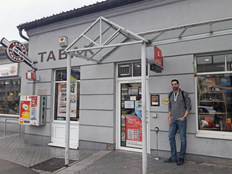 Das Tabakfachgeschäft liegt direkt an der Durchzugsstraße von Wien nach Gablitz, speziell im Cigarrenbereich hat sich Nikolaus Tecka aber weit über sein  direktes Einzugsgebiet hinaus einen Namen gemacht. Dabei hilft ihm die Listung als Habanos-Depositär, weil er über die Website gut gefunden werden kann. „Die Kunden rufen an und fragen, ob man bestimmte kubanische Cigarren lagernd hat. Und kommen sie dann abholen“, erzählt Tecka. Ein Leben als durch die Welt jettender EDV-Manager kann und will