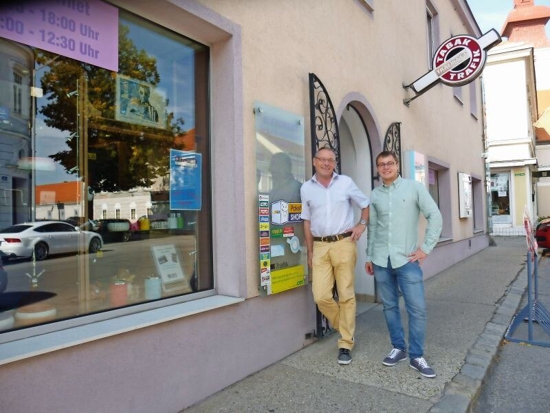 © Redaktion Vater und Sohn sind ein eingespieltes Team. Für die Technik der Trafik ist der Junior bereits verantwortlich, der in seine absehbare Rolle als künftiger Trafikant hineinwächst. Die Mutter – nicht im Bild – hat eigene Geschäfte in derselben Gasse: einmal Buchhandlung, einmal Mode.