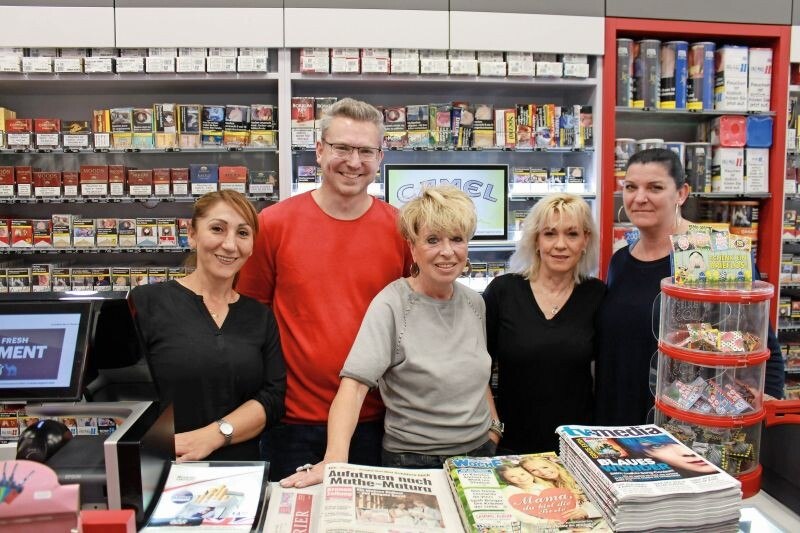 Elisabeth Bosch (Mitte) mit Sohn Sebastian und den gerade anwesenden Damen aus ihrem achtköpfigen Team: Die Trafik ist ein Fixpunkt in einer nicht ganz einfachen Umgebung.