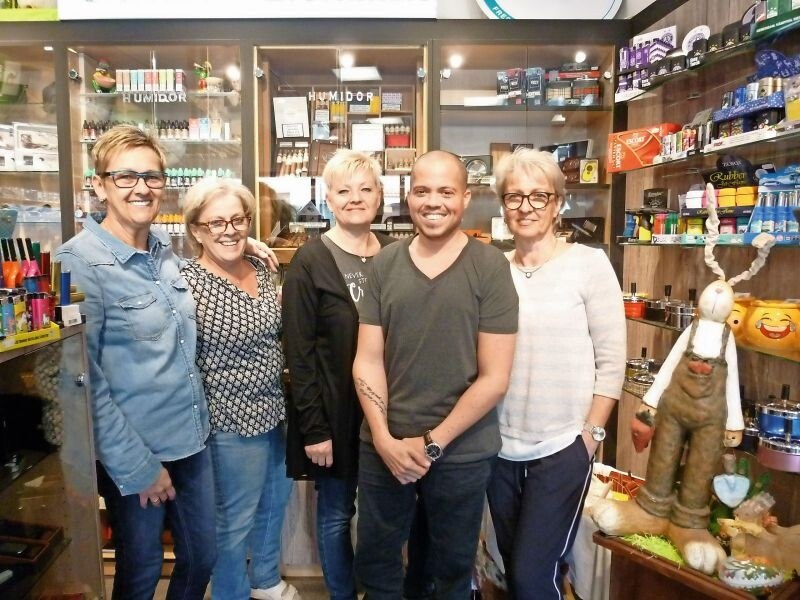 Ohne dieses Damen-Kleeblatt geht gar nix: Die Mitarbeiterinnen Michaela, Brigitte und Sylvia sowie Mutter Karin schupfen das Geschäft, wenn der Trafikant wieder einmal OPs oder Reha hat.