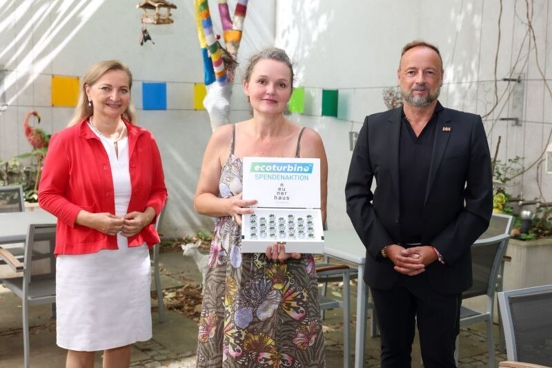 Ralf-Wolfgang Lothert, Director Corporate Affairs & Communication bei JTI Austria, Barbara Klaar (Mitte, Hausleiterin des neunerhauses in der Kudlichgasse) und Ulrike Rabmer-Koller, geschäftsführende Gesellschafterin der Rabmer Gruppe, bei der Übergabe der Ecoturbinos an das neunerhaus.