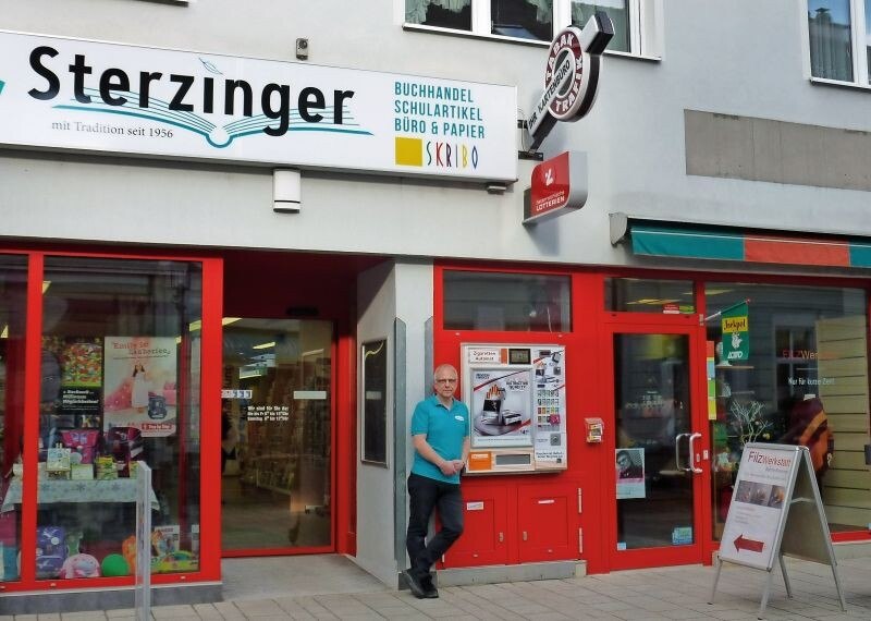 Nach mehrfachen Umstrukturierungen und zweimaliger Übersiedlung ist die verbundene Trafik von Hans Sterzinger heute genau so, wie er sie sich gewünscht hat. Hinter der „Buchtrafik“ entsteht derzeit ein eigener Veranstaltungsbereich für Lesungen und andere Kulturveranstaltungen.