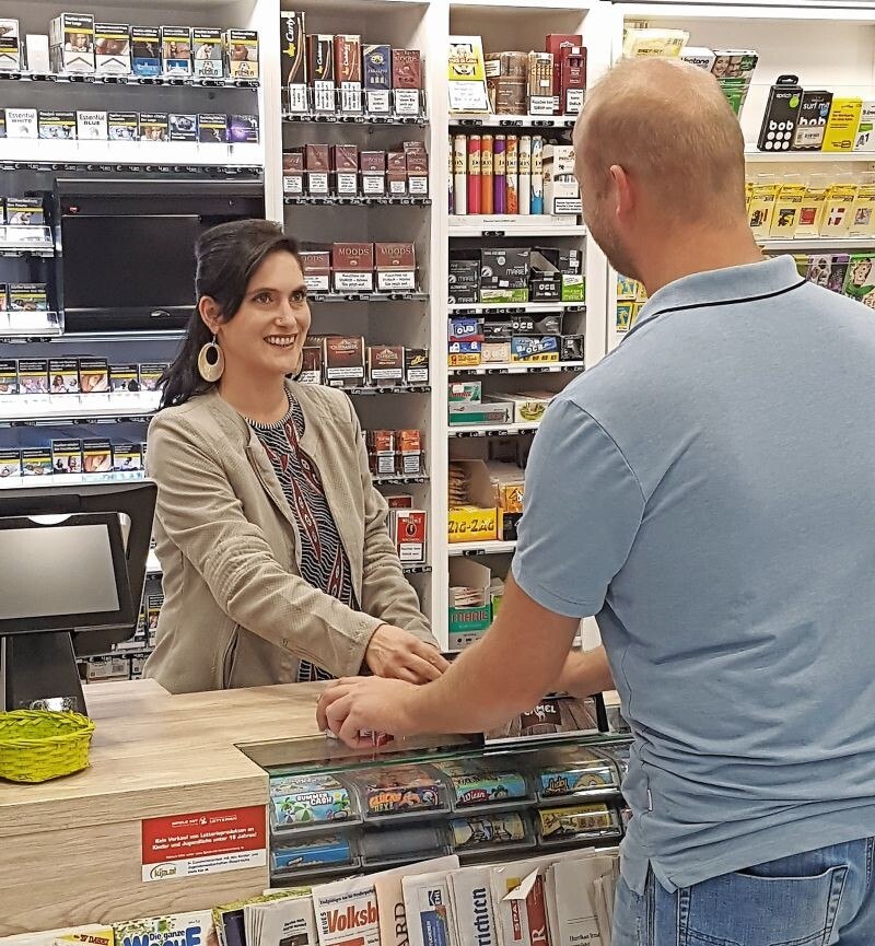 Tanja Wimmer genießt das Arbeiten im neuen Geschäft: Heller, freundlicher, mit weitaus mehr Platz für Kunden und Ware und einer funktionierenden Lösung für die Postpartnerschaft ist es nun in der Trafik für sie, die Mitarbeiterinnen und die Kunden deutlich angenehmer.