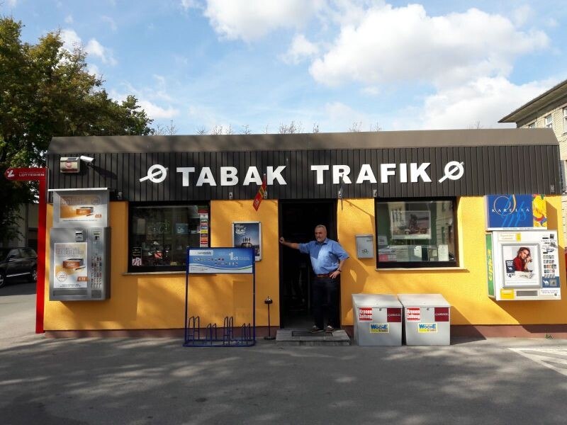 Seit dem großen Neubau 1986 bietet das Geschäftslokal deutlich mehr Platz. Trafikant Fröschl beschränkt sein Sortiment dennoch freiwillig auf die „Trafikklassiker“ Tabak, Lotto, Raucherbedarfsartikel und Geschenkpapier. Die wachsende Einwohnerzahl von Strasshof ist natürlich kein Schaden ...