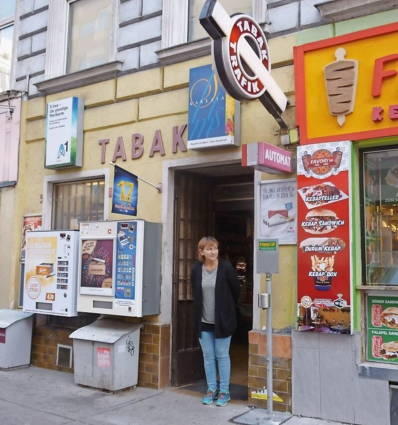 Zeit, um die Nase ein wenig auf die Gasse hinauszustrecken, bleibt Tanja Kopp selten genug. Doch wenn es am Nachmittag einmal etwas ruhiger ist, nutzt die Trafikantin gerne die Zeit, um frische Luft zu schnappen und ein paar Worte mit den Geschäftsnachbarn zu wechseln.