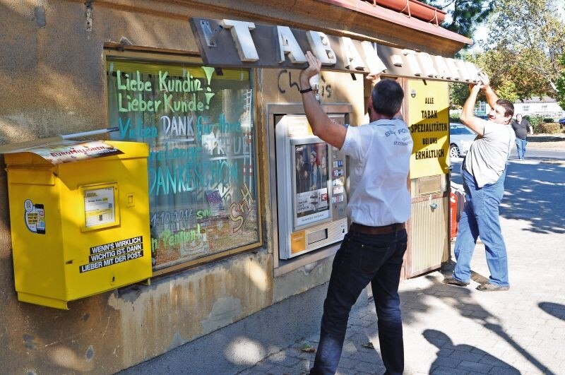 Am Abend des letzten Tages wird nur noch der Automat darauf hinweisen, dass hier einmal eine beliebte Trafik war.
