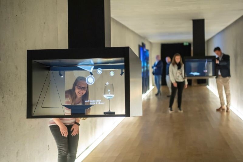 Weinerlebnis-Führungen sind wieder möglich, mittels 3D-Hologrammen wird die Vielseitigkeit der Weine präsentiert.
