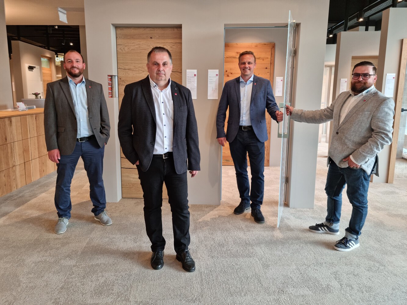 Die DANA Türen-Experten freuen sich über die Eröffnung in Graz und auf die Zusammenarbeit mit den Fachpartnern: (v.l.) Martin Rinesch (Gebietsverantwortlicher), Rudolf Ebner (Schauraumberater Graz), Markus Gutschlhofer (Verkaufsleiter), Philipp Trenkler (Teamleiter Schauräume)  