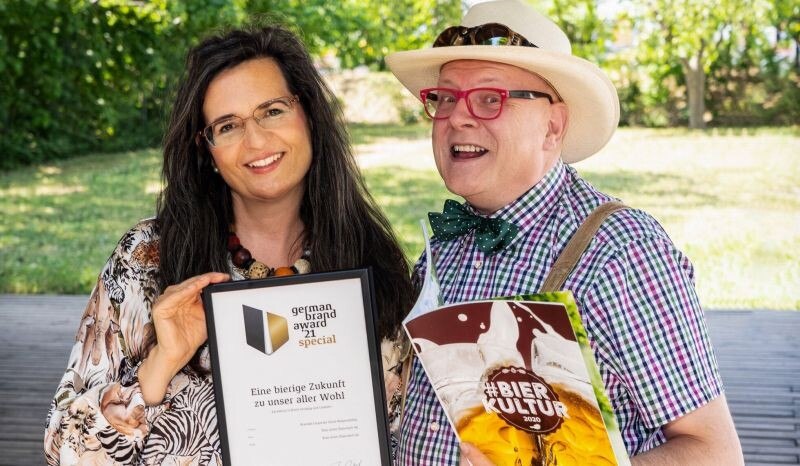 Große Freude bei Gabriela Maria Straka, Director Corporate Affairs und CSR der Brau Union Österreich, und Bierpapst Conrad Seidl, der von Beginn an beim Bierkulturbericht mitgewirkt hat.
