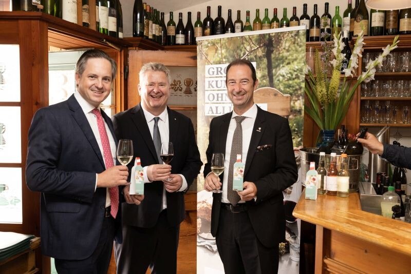 v.l.n.r.: Johannes Schmuckenschlager (Weinbauverband), Chris Yorke (GF ÖWM), Mario Pulker (Spartenobmann Gastronomie) beim Start der Kampagne "Österreich Wein lädt ein!"