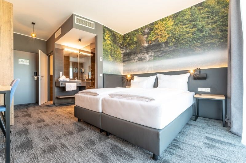 © BWH Hotel Group Central Europe In den 90 Zimmern mit teilweise offenem Bad finden sich die Themen Natur, Stadt oder Metall wieder.