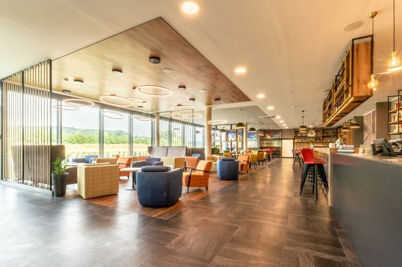 © BWH Hotel Group Central Europe Das neue Aiden by Best Western @ Stadtgut Hotel Steyr bietet ein Open-Lobby-Konzept für Reisende und Locals.