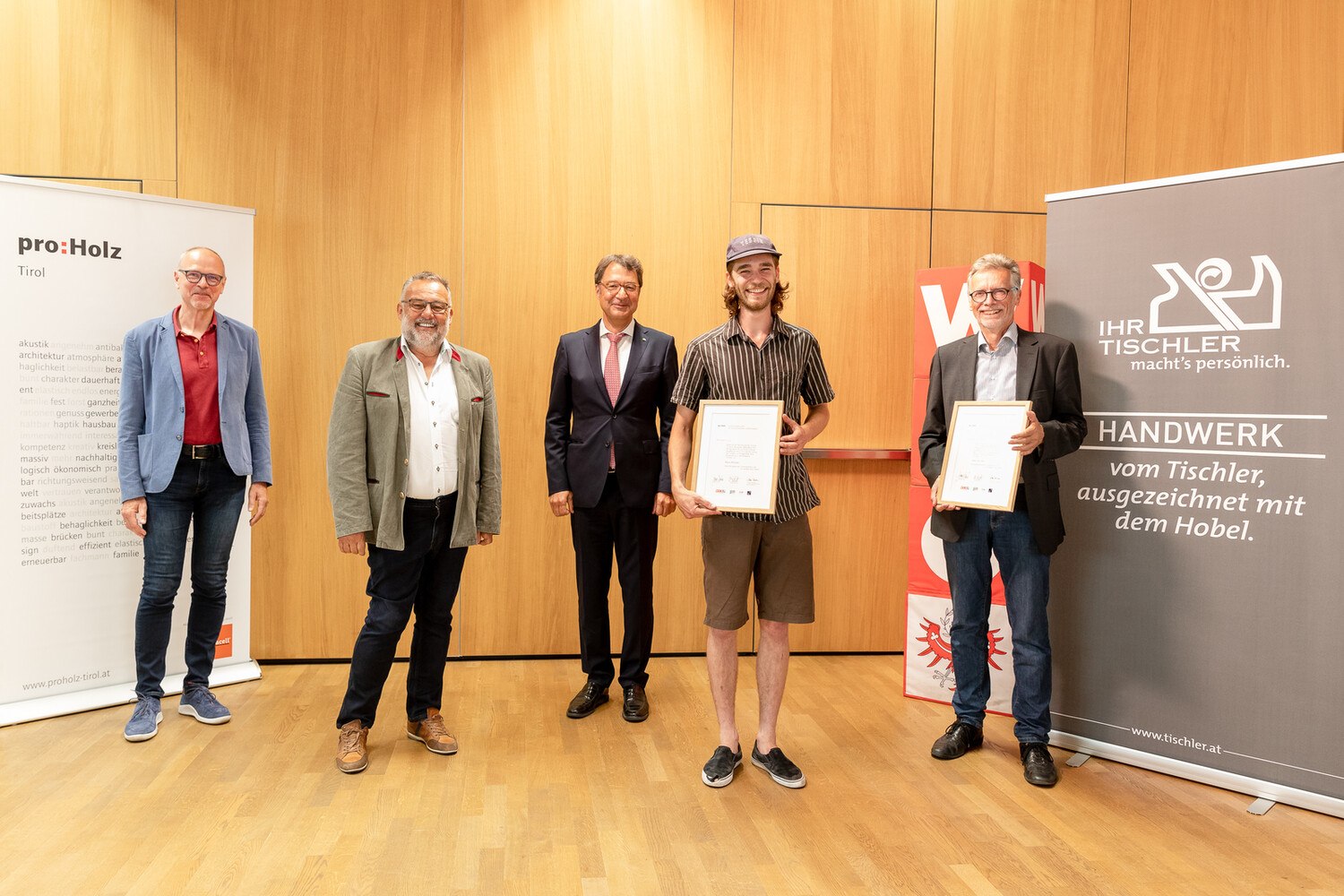 (v.l.): Landesinnungsmeister der Tischler Klaus Buchauer, proHolz Tirol-Vorstandsvorsitzender Manfred Saurer, Vizepräsident der Tiroler Wirtschafts-kammer Martin Wetscher, der Preisträger Hans Kloiber und sein stolzer Lehr-herr Heinrich Auer