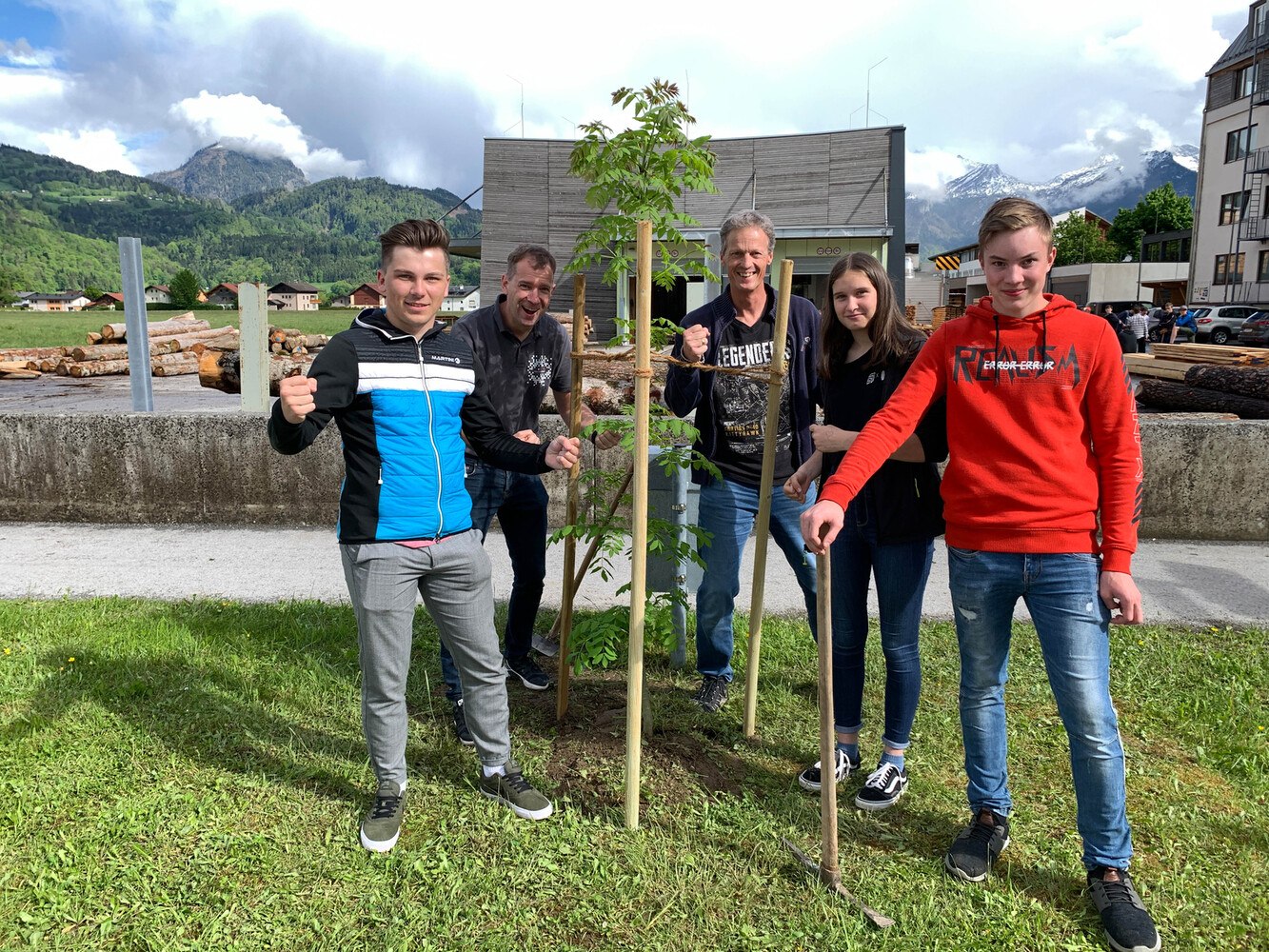 HTK-Treeathlon-Ziel: Absolvent und Baumspender Paul Schwaiger, Organisator Herbert Trimmel, Sportlehrer Herwig Schwaiger, mit zwei Schülern aus der Fachschule (v. li.) freuen sich über das Gemeinschaftsergebnis und die Erreichung des Zieles 10.000 km zu laufen – 400 Bäume werden gepflanzt