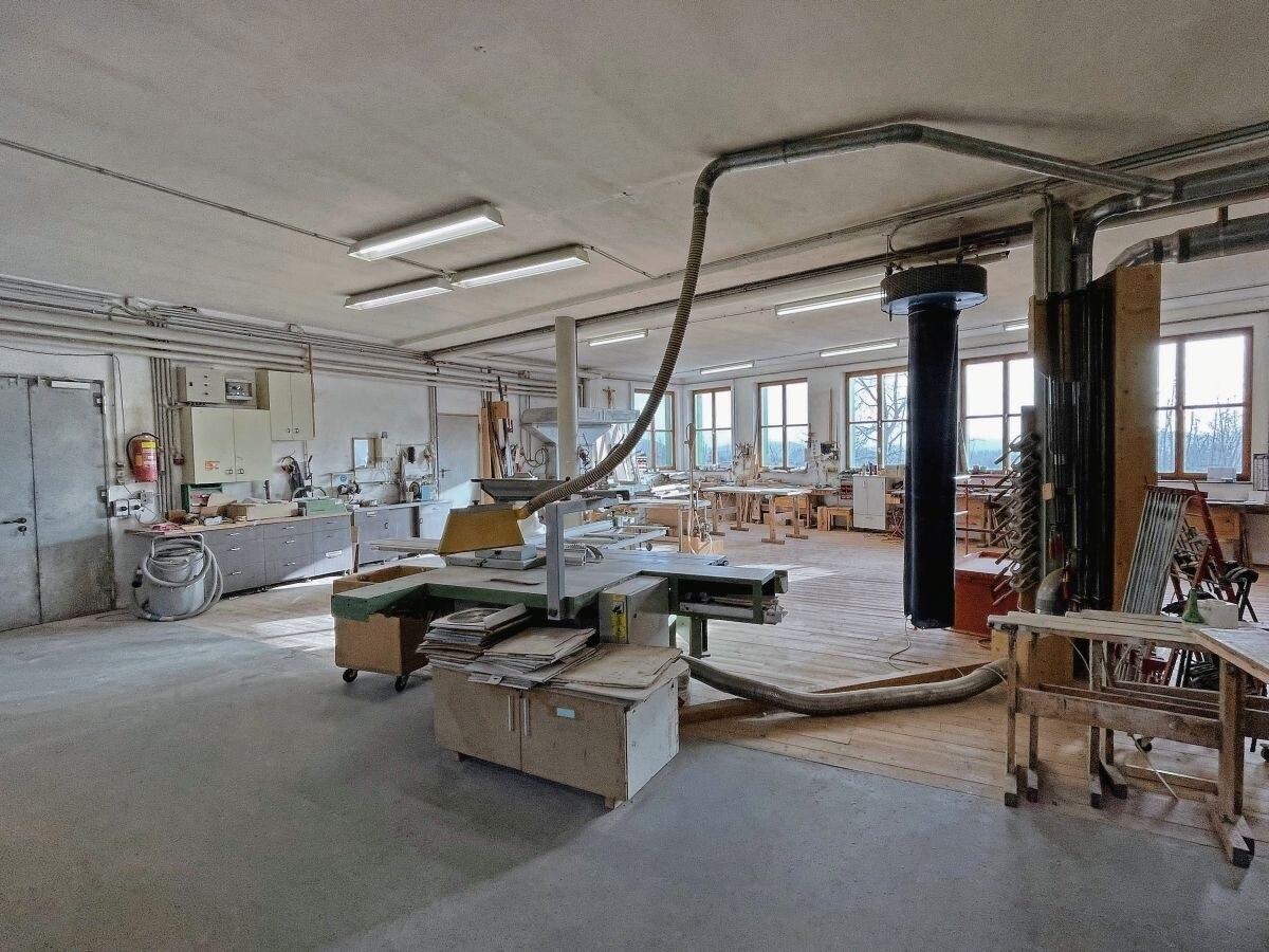 Die top ausgestattete Werkstätte übernahm Voll Holz Liebe von der Tischlerei Pröll.